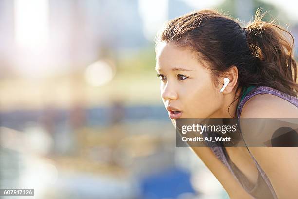 ses écouteurs sans fil répondent aux exigences de son mode de vie actif - bluetooth photos et images de collection