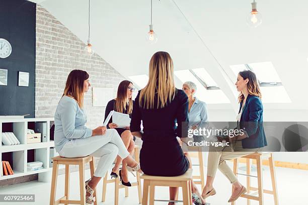 incontro solo donne - età miste foto e immagini stock