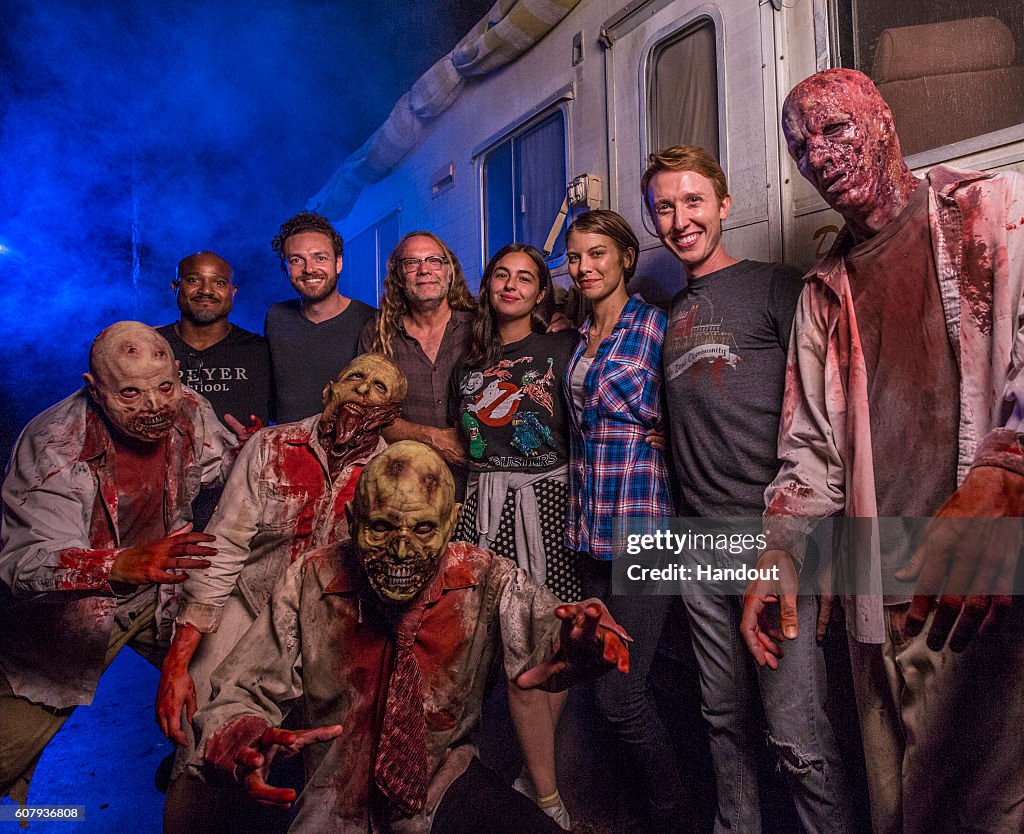 Walking Dead Cast Visit The Walking Dead House At Halloween Horror Nights At Universal Studios Florida