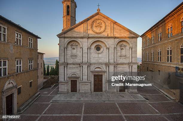 piazza pio xii, the cathedral - pienza stockfoto's en -beelden