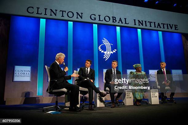 Former U.S. President Bill Clinton, from left, Matteo Renzi, prime minister of Italy, Mauricio Macri, president of Argentina, Ngozi Okonjo-Iweala,...