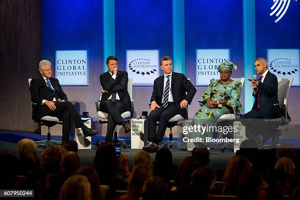 Former U.S. President Bill Clinton, from left, Matteo Renzi, prime minister of Italy, Mauricio Macri, president of Argentina, Ngozi Okonjo-Iweala,...