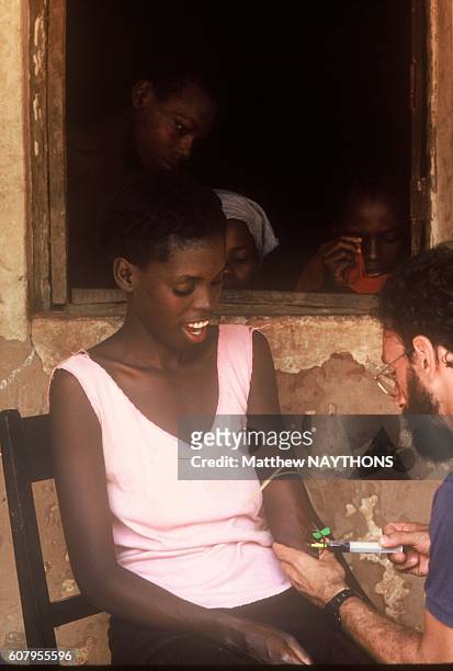Le docteur Nathan Schaffer vaccine une femme, circa 1990, en Afrique - Le docteur Nathan Schaffer fait partie d'une branche du CDC , laboratoire de...