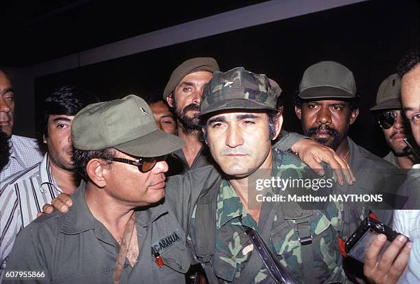 Les leaders sandinistes Tomas Borge et Eden Pastora entourés de leurs combattants lors de la guerre civile au Nicaragua en juin 1979.