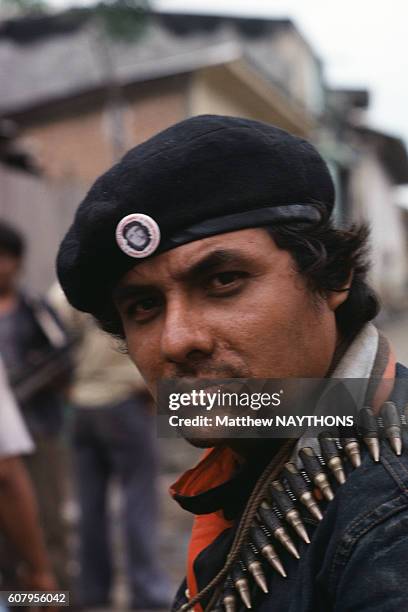 Un guérillero sandiniste avec un béret et une broche représentant Che Guevara lors de la guerre civile en juillet 1979 au Nicaragua.