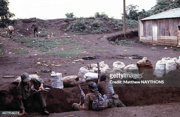 Combattants sandinistes dans une tranchée en juillet 1979 au Nicaragua.