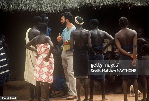 Le docteur Nathan Schaffer sensibilise la population d'un village africain contre le paludisme, circa 1990, en Afrique - Le docteur Nathan Schaffer...