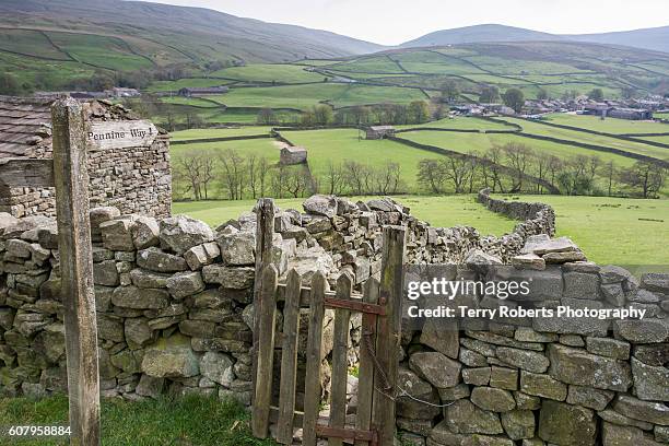 pennine way - footpath sign stock pictures, royalty-free photos & images