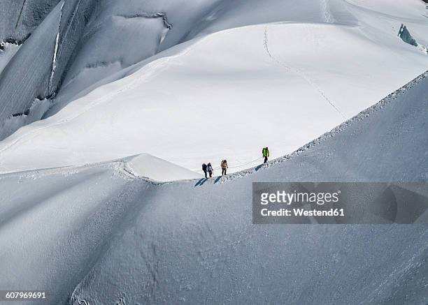 france, chamonix, mont blanc range, mountaineers at aiguille du midi - aiguille de midi imagens e fotografias de stock