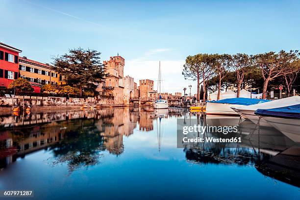 italy, lombary, sirmione, sailing ships at harbour - sirmione fotografías e imágenes de stock