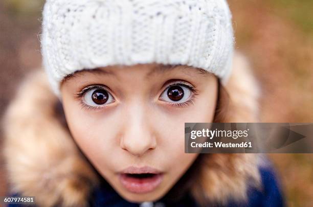 portrait of little girl with eyes wide open - girls open mouth imagens e fotografias de stock