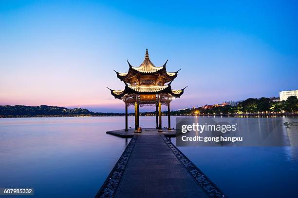 pabellón antiguo chino con puesta de sol en el lago del oeste - west lake hangzhou fotografías e imágenes de stock