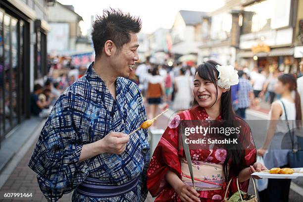 日本の浴衣夫婦が伝統祭りでデート - 伝統行事 ストックフォトと画像