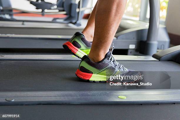 adult male running in the hotel treadmill - male feet imagens e fotografias de stock