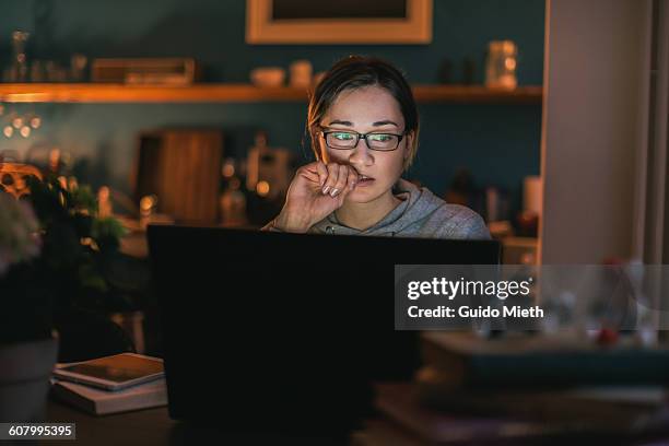 young woman surfing the web. - navegar por la red fotografías e imágenes de stock
