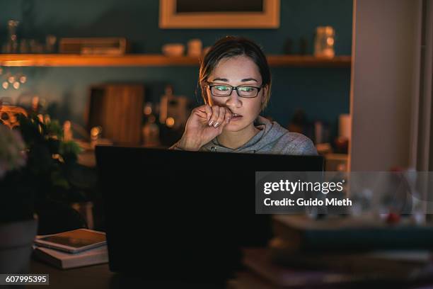 young woman surfing the web. - reflexo cabelo pintado imagens e fotografias de stock
