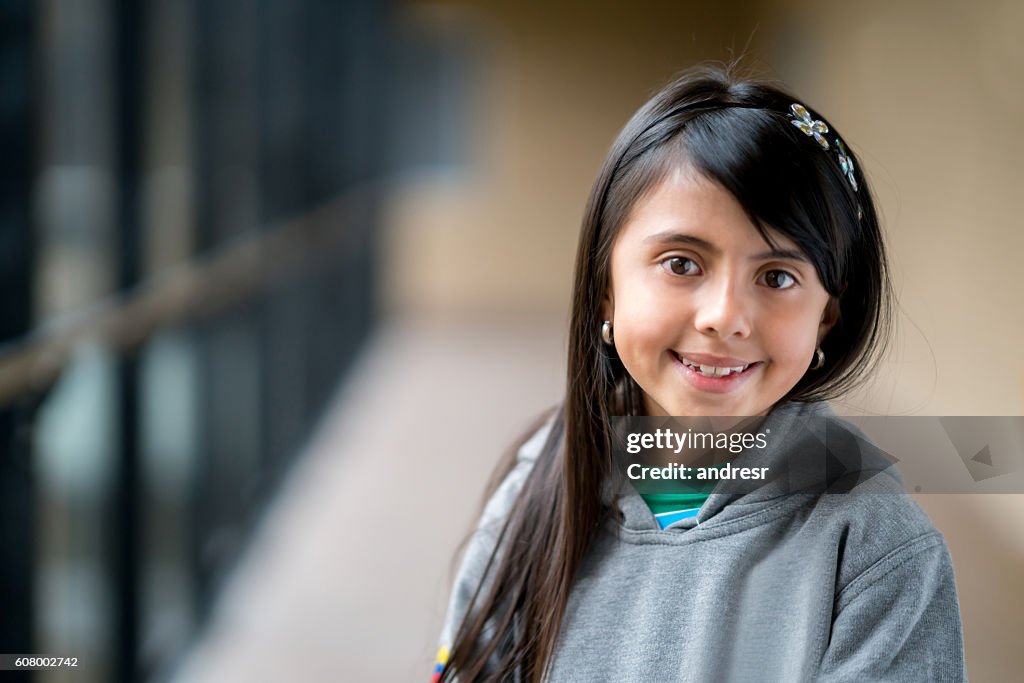 Ragazza felice a scuola