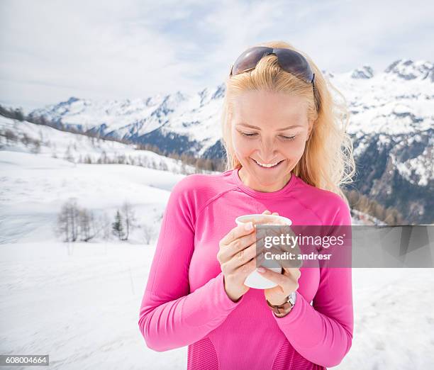 happy woman enjoying the winter - happy skier stockfoto's en -beelden