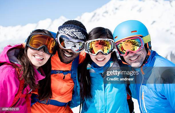 feliz grupo de amigos esquiando - gafas de esquí fotografías e imágenes de stock
