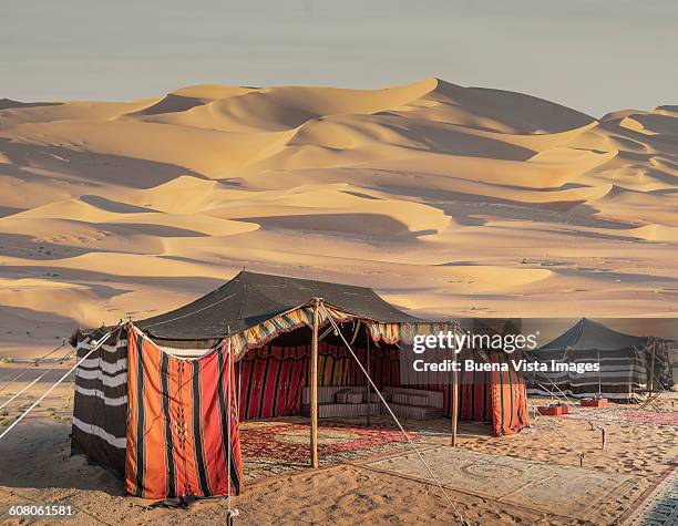 bedouin tent in the desert - arabian tent stock-fotos und bilder