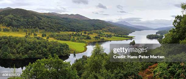 queen's view at loc h tummel, scotland - loch tummel stock pictures, royalty-free photos & images