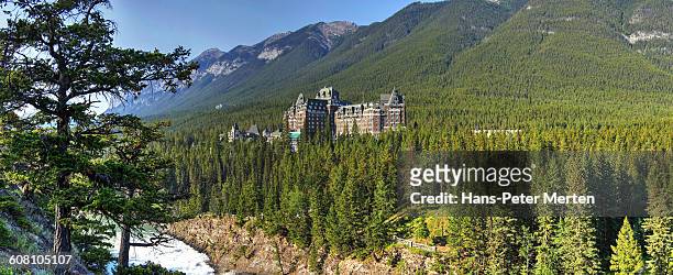 banff springs hotel, rocky mountains - banff springs hotel stockfoto's en -beelden