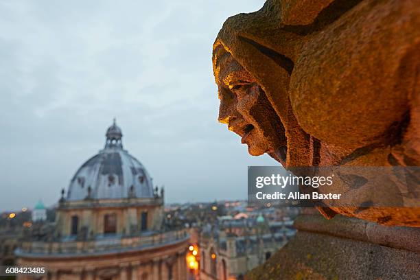 radcliffe camera with gargoyle in foreground - universidad-de-oxford fotografías e imágenes de stock
