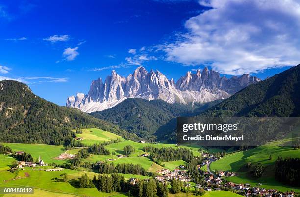 val di funes, panorama de la iglesia de san giovanni - villnöss, southtirol - alpes europeos fotografías e imágenes de stock