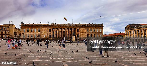 bogota, kolumbien: panoramablick auf das kolumbianische parlamentsgebäude an der plaza bolivar an einem bewölkten nachmittag - bolivar square bogota stock-fotos und bilder