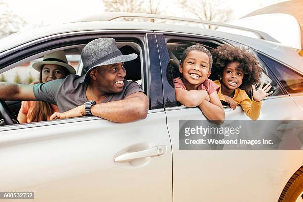 viaje por carretera  - car insurance fotografías e imágenes de stock