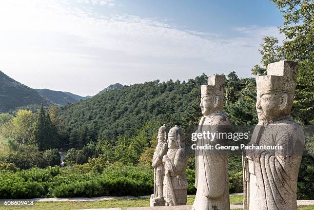 tomb of king kongmin, kaesong, north korea - kaesong foto e immagini stock
