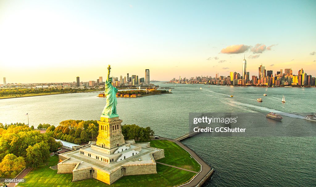 Liberty Island mit Blick auf Manhattan Skyline