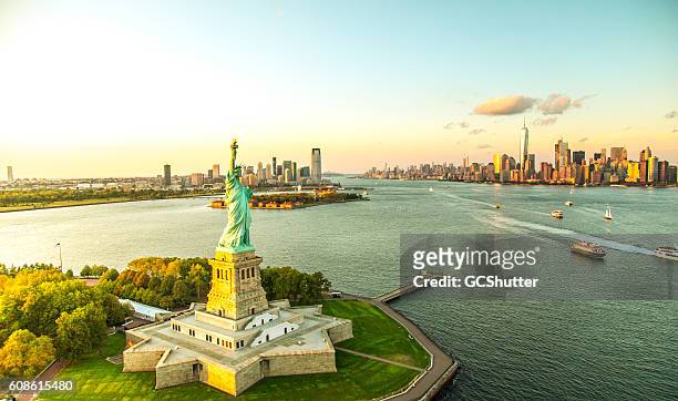 liberty island mit blick auf manhattan skyline - new york city stock-fotos und bilder