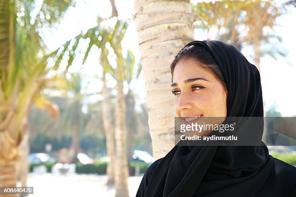 emirati mujer  - emirati face smile fotografías e imágenes de stock