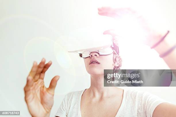 woman using a virtual reality headset. - virtualitytrend stock-fotos und bilder