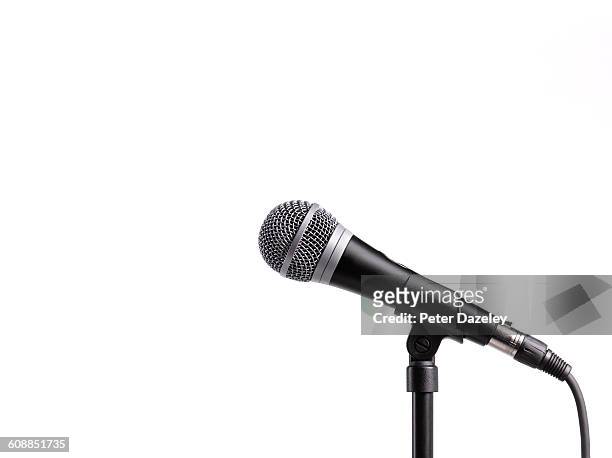 karaoke microphone with copy space - microfoon fotografías e imágenes de stock