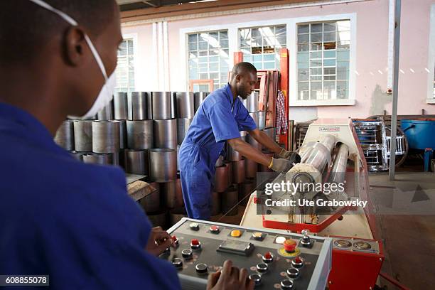 Toolmaker Apprentice Toolmaker Photos and Premium High Res Pictures - Getty Images