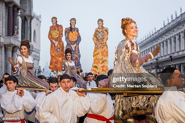 festa delle marie parade at st marks square - fiesta elegante stock-fotos und bilder