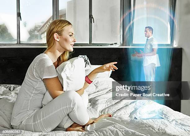 woman speaking to her boyfriend as hologram - holograma fotografías e imágenes de stock