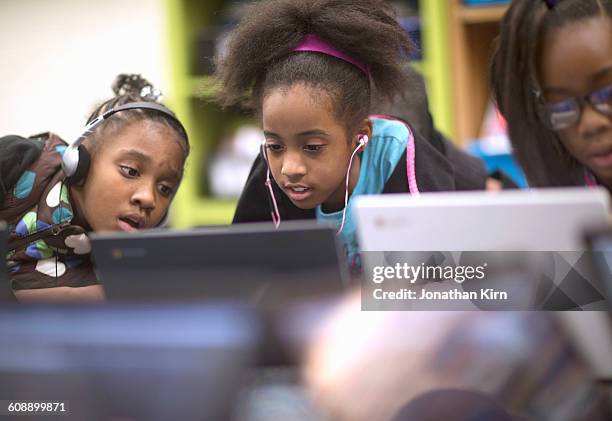 fourth grade girls on computers. - black girl with computer stock-fotos und bilder