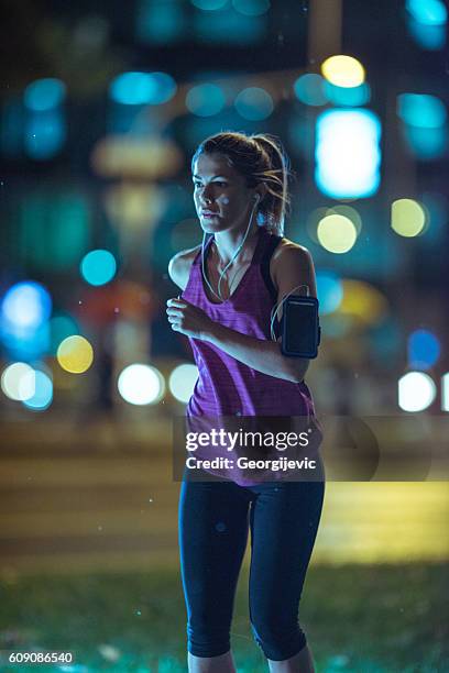 ponerse en buena forma - corredora de footing fotografías e imágenes de stock