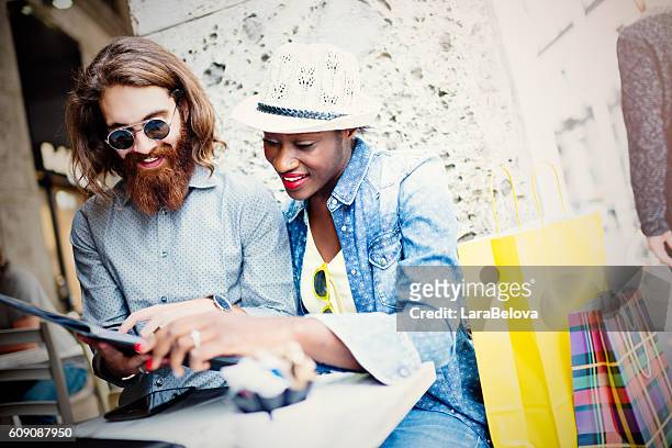 gemischte rasse junges paar in gehweg café - straßencafe stock-fotos und bilder
