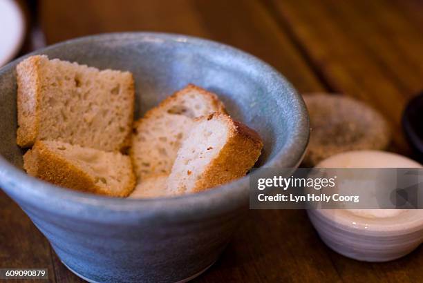 artisan bread in blue china bowl - lyn holly coorg - fotografias e filmes do acervo