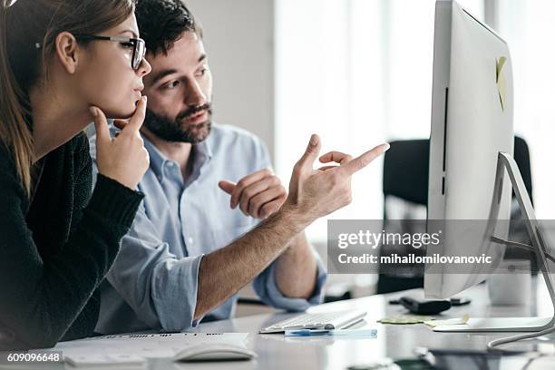 collaegues hablando sobre el proyecto - show business fotografías e imágenes de stock