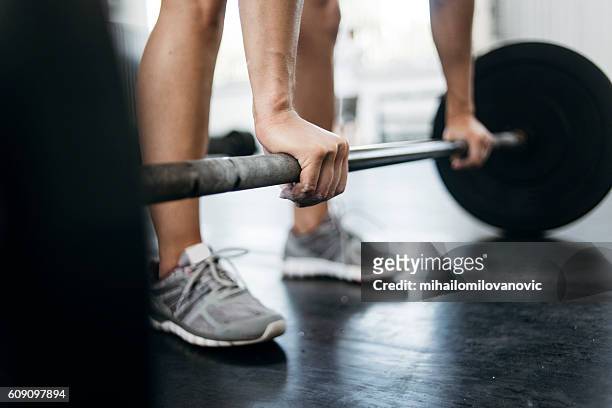 woman lifting weights - kulstång bildbanksfoton och bilder