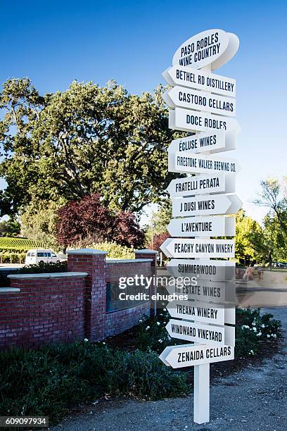 winery signpost - paso robles stockfoto's en -beelden