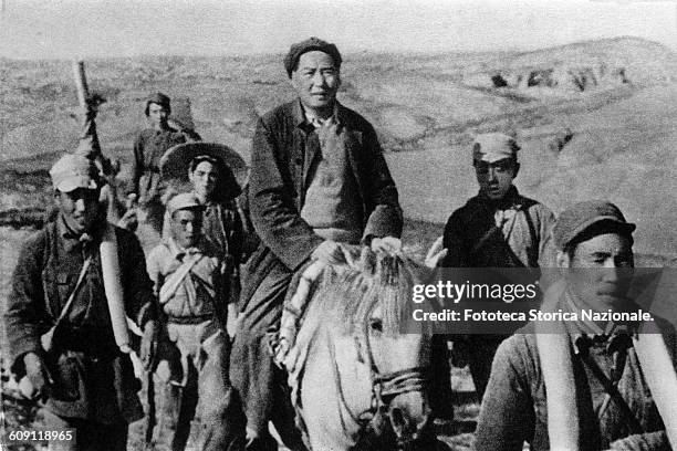 Mao Zedong during what is thought to be the Long March: here with the Army in the course of the northern Shaanxi. Photography, China, Shaanxi 1934 .