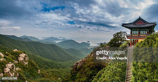 top of the world - corea-del-sur fotografías e imágenes de stock