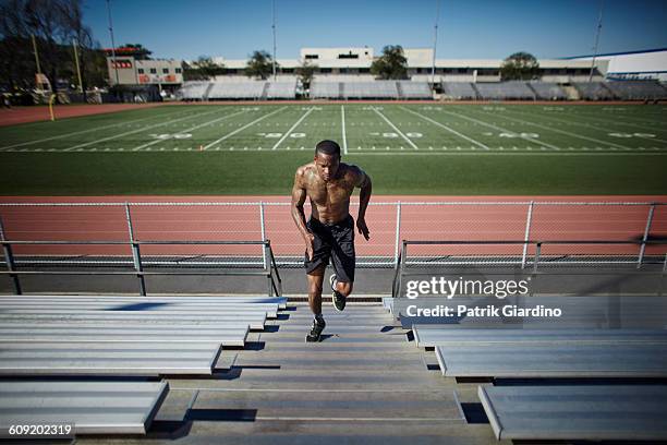 track runners - differential focus stock pictures, royalty-free photos & images