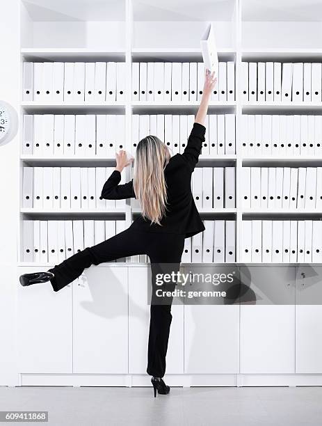 excesso de trabalho - organised shelves imagens e fotografias de stock